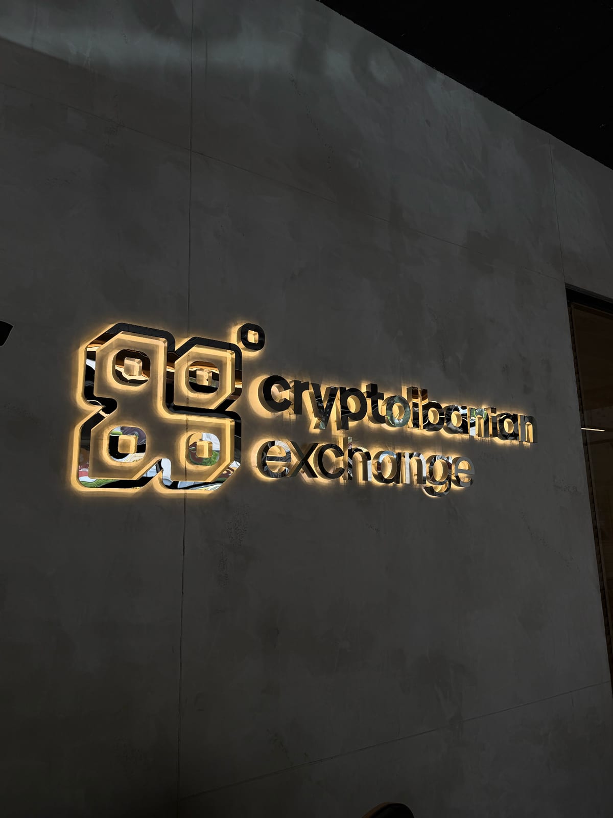 Logoja e ndriçuar në zyrë